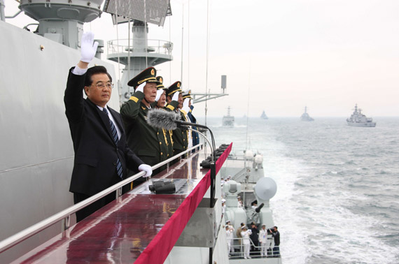 4月23日，胡锦涛出席海军成立60周年海上阅兵活动